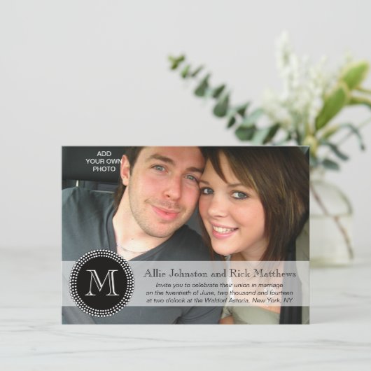Moderne Monogram Foto Wedding Invitations Kaart (Staand voorkant)