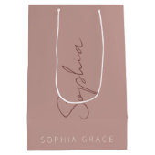 Moderne Monogram Handgeschreven Schrift Stof Roze Medium Cadeauzakje (Achterkant)