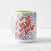Moderne monogram harten en blauwe Stippen gepatter Tweekleurige Koffiemok (Voorkant links)