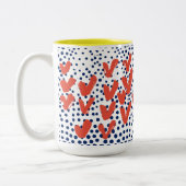 Moderne monogram harten en blauwe Stippen gepatter Tweekleurige Koffiemok (Links)