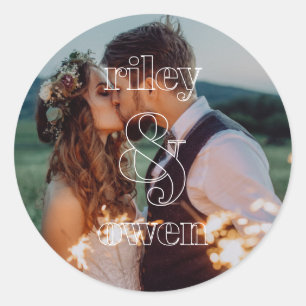 Moderne Monogram Huwelijks Verlovingsfoto Koppel Ronde Sticker