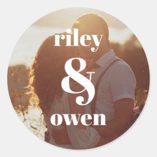Moderne Monogram Huwelijks Verlovingsfoto Koppel Ronde Sticker