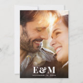 Moderne Monogram Initiaal Foto Overlay Save The Date (Voorkant)