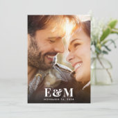 Moderne Monogram Initiaal Foto Overlay Save The Date (Staand voorkant)