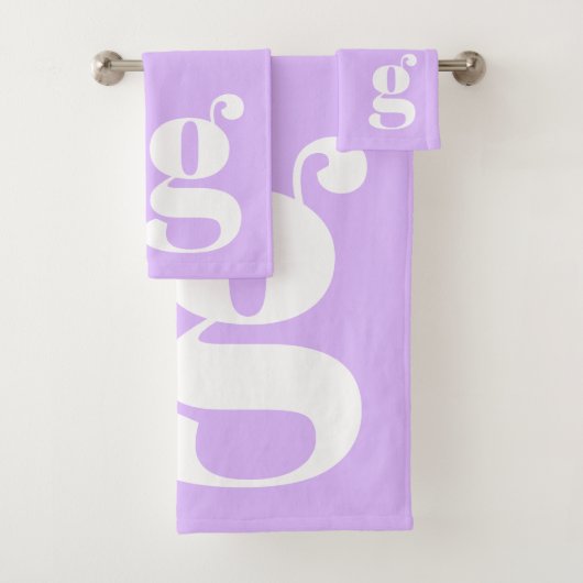 Moderne monogram Initiaal Letter Pastel Lavender Bad Handdoek (Insitu)