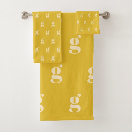 Moderne monogram Initiaal Letter Pastel Yellow Cre Bad Handdoek (Insitu)