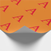 Moderne Monogram Initiaal Modieus Oranje Rood Cadeaupapier (Hoek)