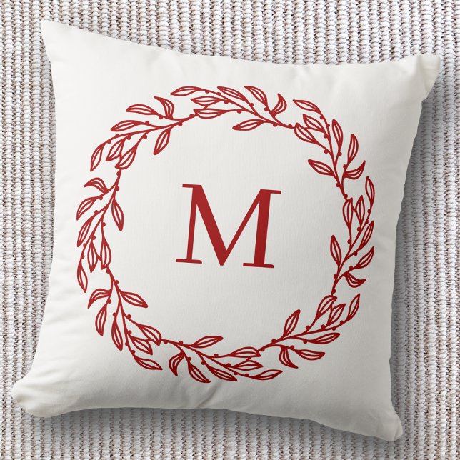 Moderne Monogram Initiaal Rode Blad en Bes Tak Kussen (Modern monogram initial red and white leafy botanical wreath throw pillow)