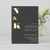 Moderne monogram Initialen Black Bold Wedding Gold Folie Uitnodiging (Staand Voorkant)