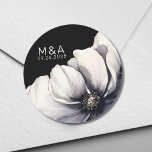 Moderne Monogram Initialen Bloem Zwart Bruiloft Ronde Sticker<br><div class="desc">Schattige en eenvoudig modern zwart-wit bloem bruiloft ontwerp. Een klassieke maar grillige uitstraling met zwarte, grijze en crèmekleurige bloemen met witte lettertypen en moderne letters. Bewerk alle tekst naar uw eigen informatie. Je kunt zelfs de achtergrondkleur veranderen naar alles wat je wilt! Ik heb ook een aantal andere soortgelijke stijlen...</div>