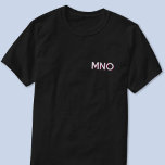 Moderne monogram Initialen Drop Shadow Crest T-shirt<br><div class="desc">Moderne minimalistische monogram initialen vallen schaduw kam ontwerp dat kan worden gewijzigd om te personaliseren. Witte typografie met een bordeauxrode slagschaduw.</div>