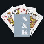 Moderne monogram Initialen Dusty Blue Custom Weddi Pokerkaarten<br><div class="desc">Vet Minimalistisch Modern Monogram Bruiloft Speelkaarten in Stoffig Blauw en Wit</div>