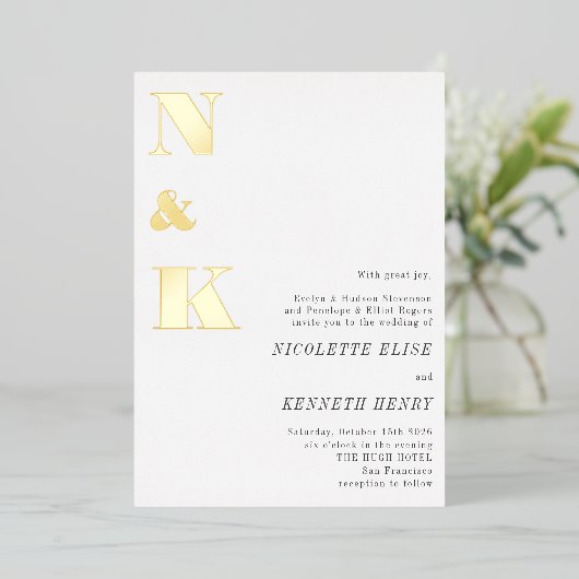 Moderne monogram Initialen White Bold Wedding Gold Folie Uitnodiging (Staand Voorkant)