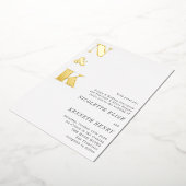 Moderne monogram Initialen White Bold Wedding Gold Folie Uitnodiging (Gedraaid)