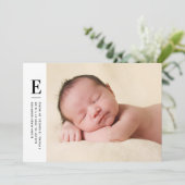 Moderne monogram jongens Foto geboorteaankondiging Kaart (Staand voorkant)