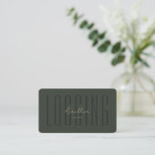 Moderne Monogram Logging Logger Donkergroen Goud Visitekaartje (Staand voorkant)