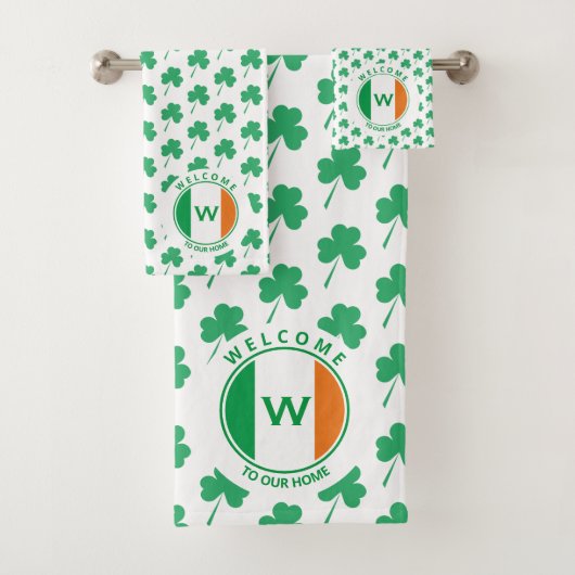 Moderne Monogram Naam Ierse Vlag Shamrock Bad Handdoek (Insitu)