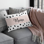 Moderne monogram naam | Pastel Roze en Zwarte Stip Accent Kussen<br><div class="desc">Moderne monogram naam | Pastel Roze en Zwarte Stippen</div>