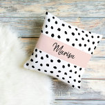 Moderne monogram naam | Pastel Roze en Zwarte Stip Buitenkussen<br><div class="desc">Moderne monogram naam | Pastel Roze en Zwarte Stippen</div>