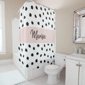 Moderne monogram naam | Pastel Roze en Zwarte Stip Douchegordijn (In situ)