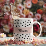 Moderne monogram naam | Pastel Roze en Zwarte Stip Koffiemok<br><div class="desc">Moderne monogram naam | Pastel Roze en Zwarte Stippen</div>