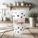 Moderne monogram naam | Pastel Roze en Zwarte Stip Latte Mok<br><div class="desc">Moderne monogram naam | Pastel Roze en Zwarte Stippen</div>