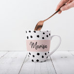 Moderne monogram naam | Pastel Roze en Zwarte Stip Latte Mok<br><div class="desc">Moderne monogram naam | Pastel Roze en Zwarte Stippen</div>