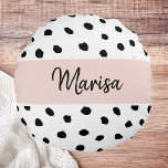 Moderne monogram naam | Pastel Roze en Zwarte Stip Rond Kussen<br><div class="desc">Moderne monogram naam | Pastel Roze en Zwarte Stippen</div>