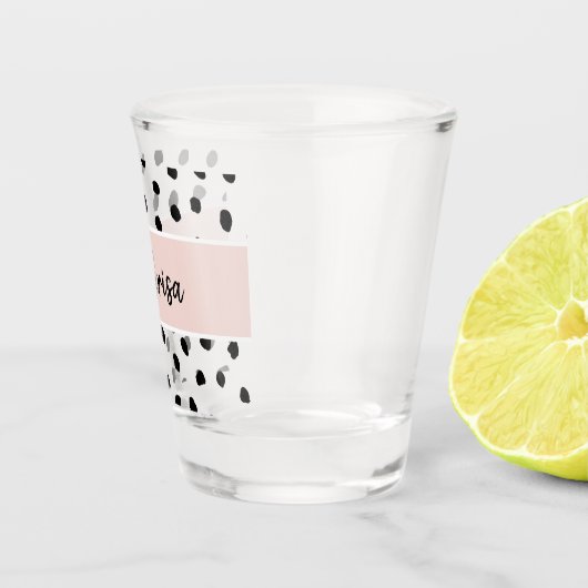 Moderne monogram naam | Pastel Roze en Zwarte Stip Shot Glas (Rechts)