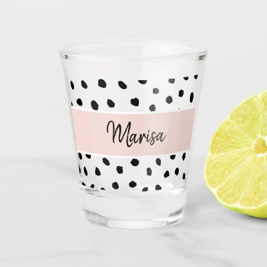 Moderne monogram naam | Pastel Roze en Zwarte Stip Shot Glas (Voorkant)