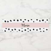 Moderne monogram naam | Pastel Roze en Zwarte Stip Waterfles Etiket (Enkel label)