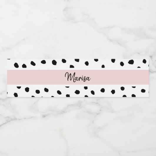 Moderne monogram naam | Pastel Roze en Zwarte Stip Waterfles Etiket (Enkel label)