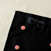 Moderne monogram naam Roos Gold Black Polka Dots Strandlaken (In situ)