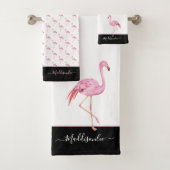 Moderne monogram naam Roze Flamingo Black Bad Handdoek (Insitu)