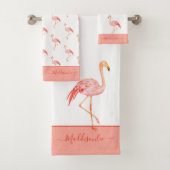 Moderne monogram Naam Roze Flamingo Blue Bath Tow Bad Handdoek (Insitu)