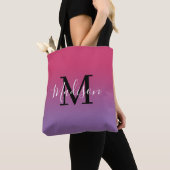Moderne monogram naam Roze tot Paarse gradiënt Tote Bag (Dichtbij)