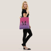 Moderne monogram naam Roze tot Paarse gradiënt Tote Bag (Op model)