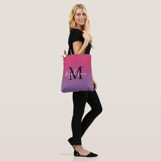 Moderne monogram naam Roze tot Paarse gradiënt Tote Bag (Op model)