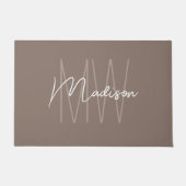 Moderne Monogram Naam Script Taupe Deurmat (Voorkant)