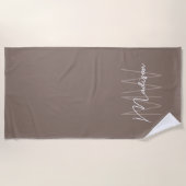 Moderne Monogram Naam Script Taupe Strandlaken (Voorkant)