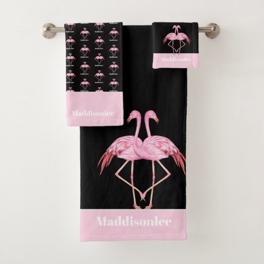 Moderne monogram naam zwarte roze flamingo Bath To Bad Handdoek (Insitu)