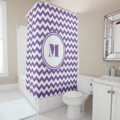 Moderne Monogram Paarse Chevron Douchegordijn (In situ)