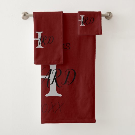 Moderne monogram Passen getrouwd Burgundy Red Whit Bad Handdoek (Insitu)