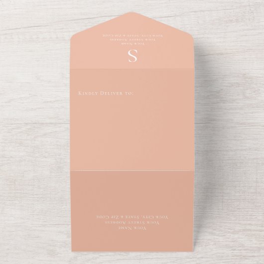 Moderne Monogram Peach All in One Wedding Invite Uitnodiging (Buitenkant)