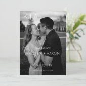Moderne Monogram Save the Date (Staand voorkant)