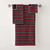 Moderne Monogram scharlakenrood bruin zwart Chevro Bad Handdoek (Insitu)