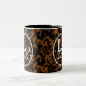 Moderne Monogram Schildpadprint Tweekleurige Koffiemok (Center)