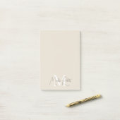 Moderne monogram scriptnaam logo beige post-it® notes (Op bureau)