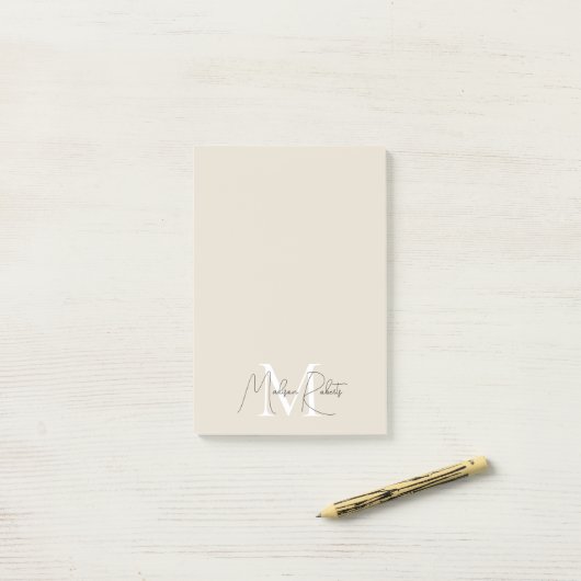 Moderne monogram scriptnaam logo beige post-it® notes (Op bureau)