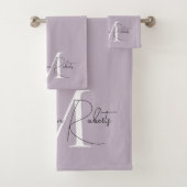 Moderne monogram scriptnaam logo lavender bad handdoek (Insitu)